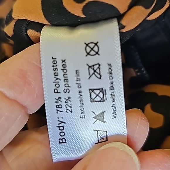 Designed by Fittin, active wear sports/dra,‎ size large. Animal Print. Nice cond - Picture 6 of 8